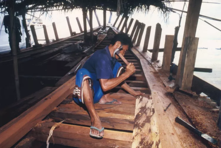 Laying the main deck of the Ondina