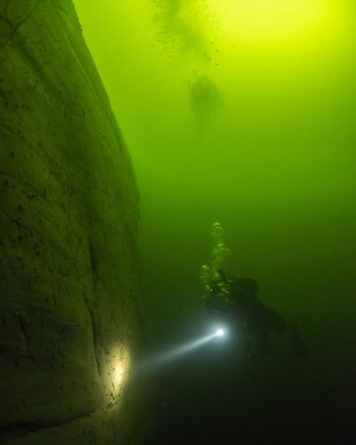 Skrubbens lodrette vægge fortsætter på samme måde under overfladen. Ekkoloddet sladrer om dybder på op til 80 meter lige uden for klippevæggene. Her lever Höga Kusten virkelig op til sit navn. Foto: Mattias Sellin