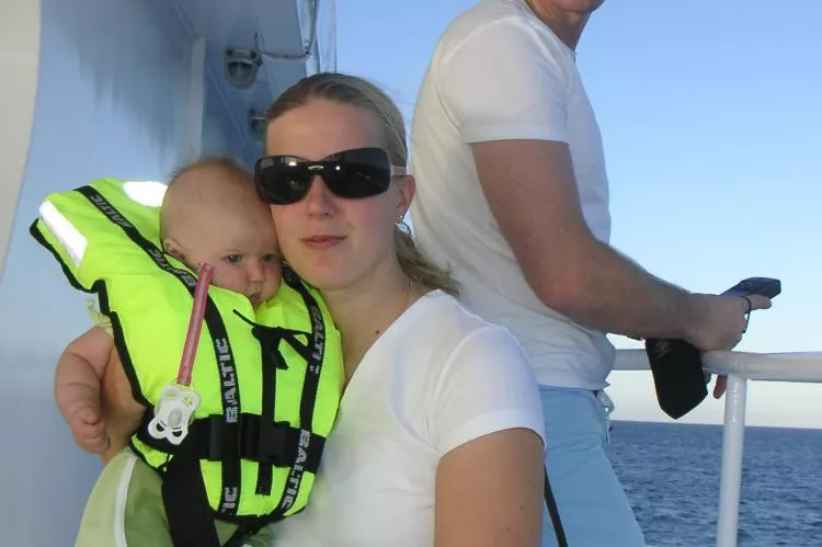 To stolte forældre og en baby på live-aboard i Rødehavet