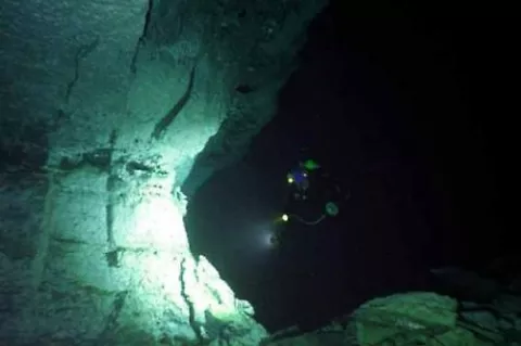 A research study is being conducted into the personality traits and behaviour of male cave divers and research subjects are required. 