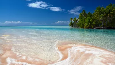 The islet Sables Roses in Fakarava Atoll. Photo by Pierre Constant.