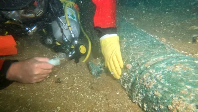 A diver applying a protective marking solution at the Klein Hollandia wreck site. Image credit: MSDS Marine/Martin Davies