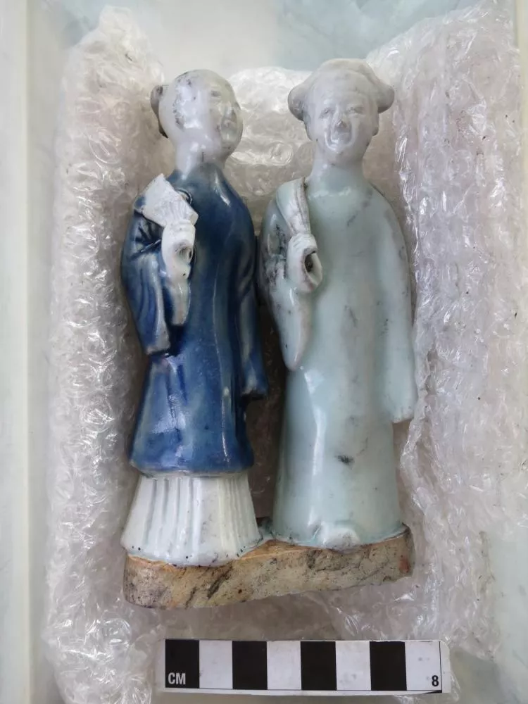 Two figurines holding fans, from Shipwreck 2. Photo credit: ISEAS-Yusof Ishak Institute.