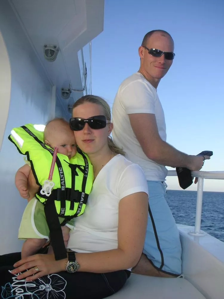 To stolte forældre og en baby på live-aboard i Rødehavet