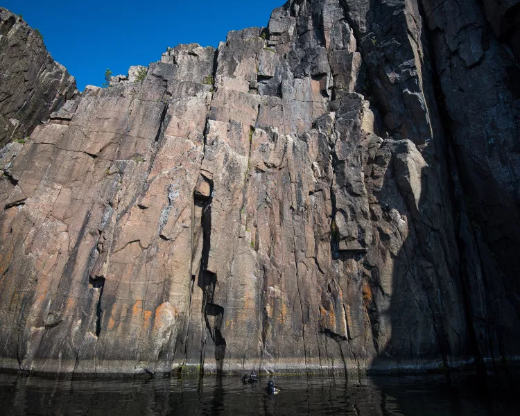 De imponerende klippevægge styrter stejlt ned i havet. Her får du naturoplevelser ud over det sædvanlige. Foto: Mattias Sellin