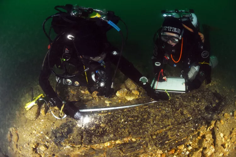 Nautical Archaeology Society (NAS) divers measure timbers at the Klein Hollandia wreck site 