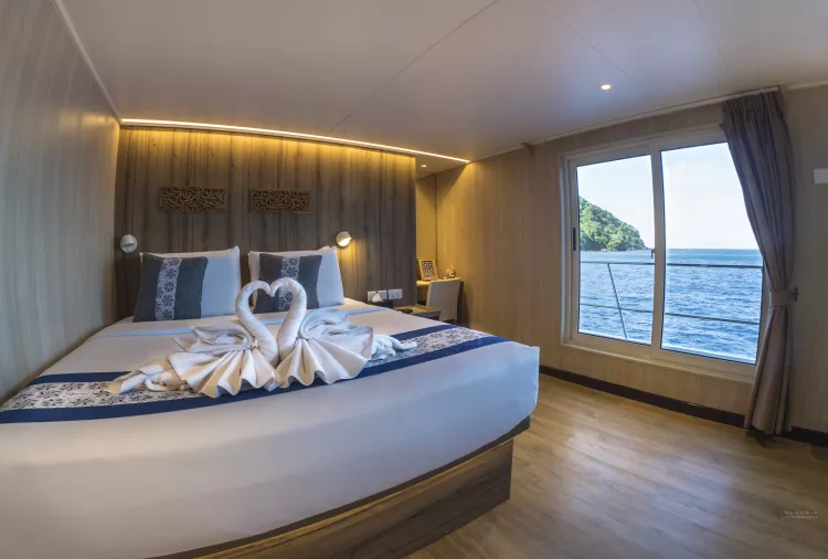 Cabin with double bed and sea view